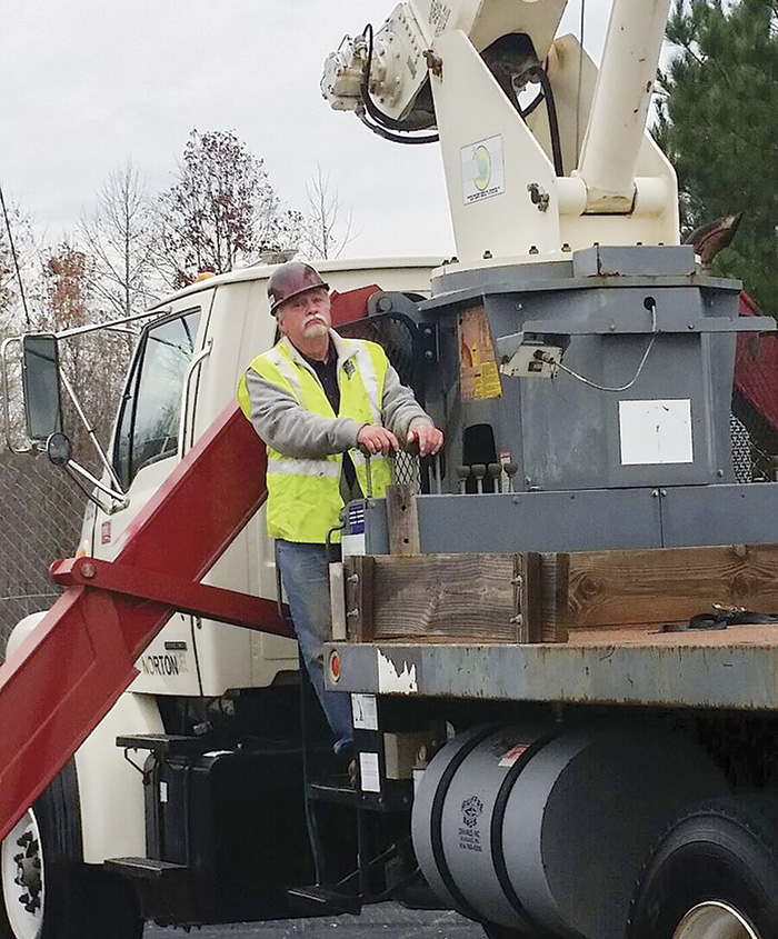 CIS staff demonstrates how to turn a load, presenting concepts of load center of gravity and proper rigging techniques.