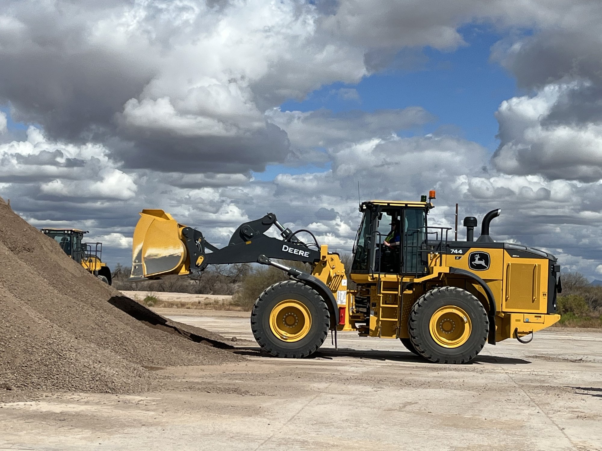 John Deere 744 P-Tier Loader
