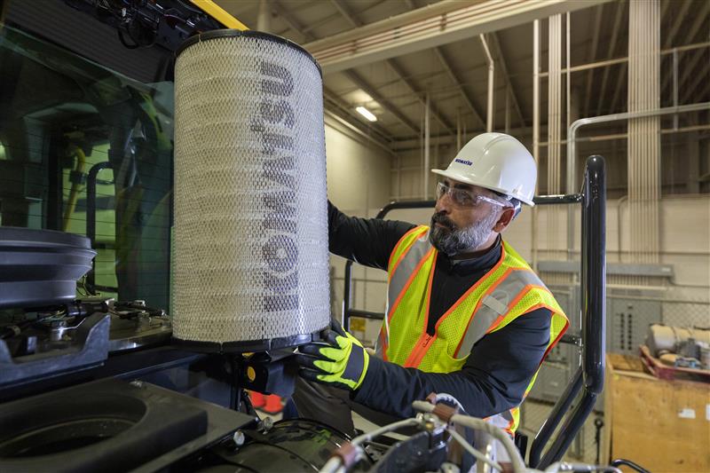 Komatsu employee to illustrate the news of Komatsu West expansion