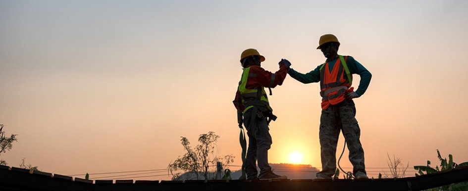 workers shaking hand/Adobe stock