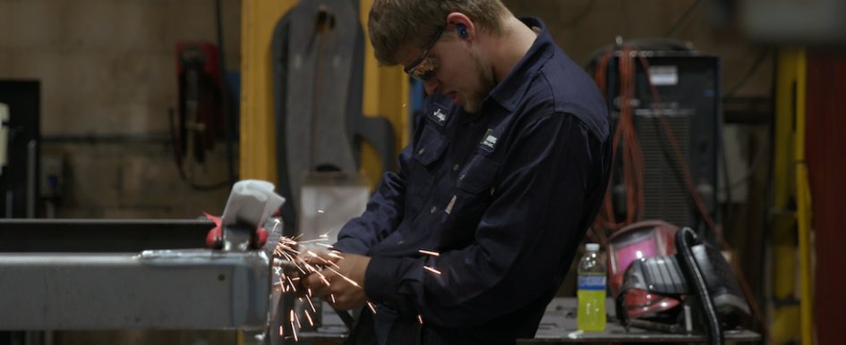 Schwing worker using power tools