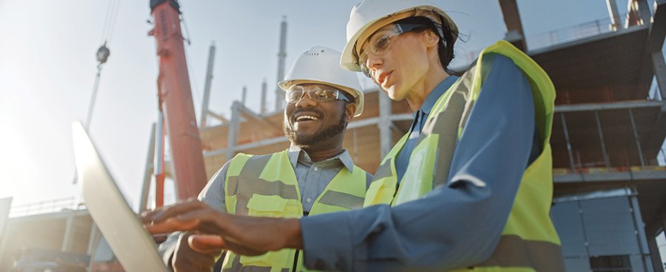Workers in vests and hard hats/Adobe Stock 