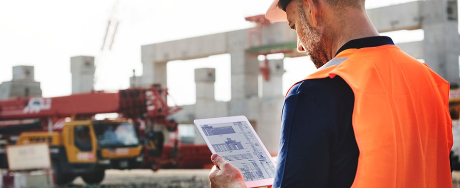 Worker and chart/Adobe Stock