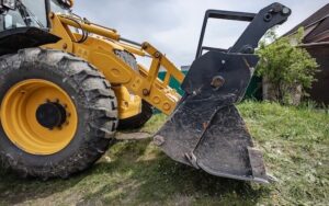 Wheel loader with bucket attachment