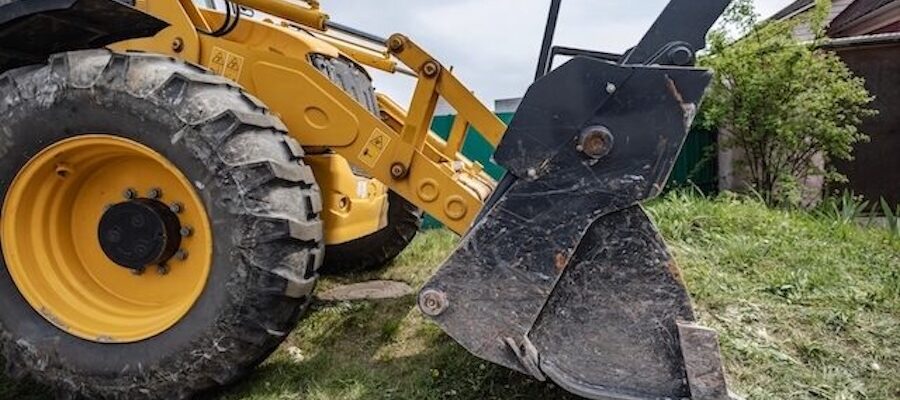 Wheel loader with bucket attachment