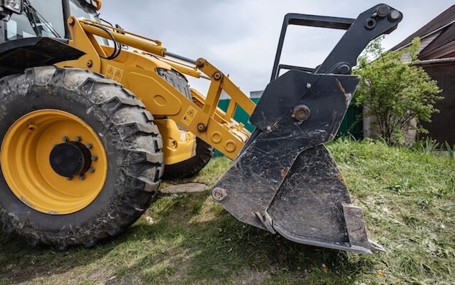 Wheel loader with bucket attachment