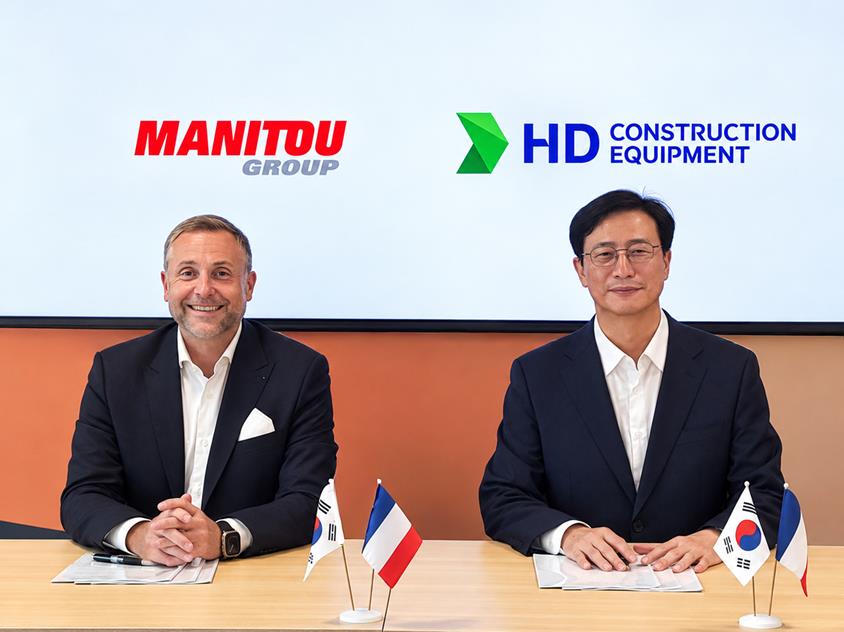 Sylvain Blaise and Moon Jae-young sign agreement