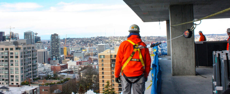 worker on a horizontal lifeline system at height