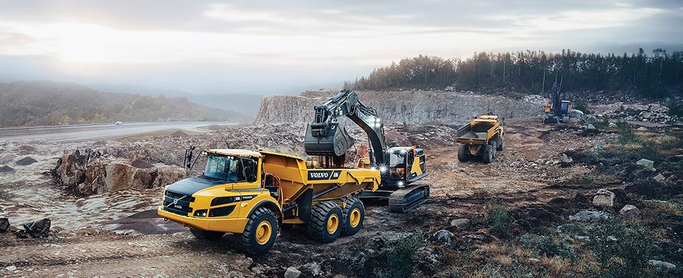 Excavator loading articulated dump truck